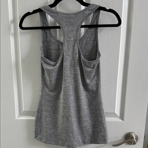 ❤️Yogalicious Gray Tank Top with Racerback Design - Picture 3 of 4